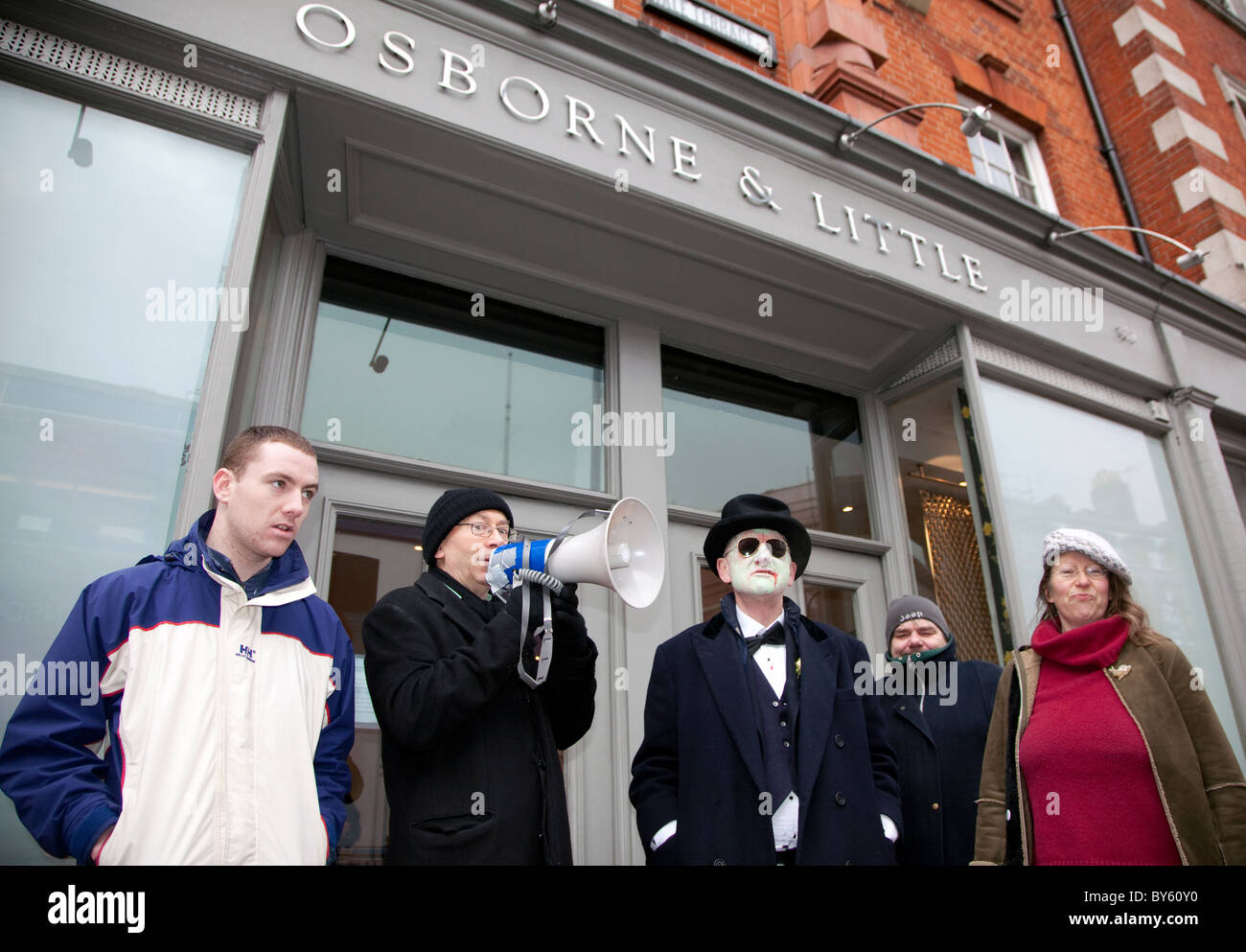 Protesta da parte di UK Uncut fuori Osborne & Little, Londra: Il cancelliere George Osborne la famiglia del business: Prof Chris Knight nel centro Foto Stock