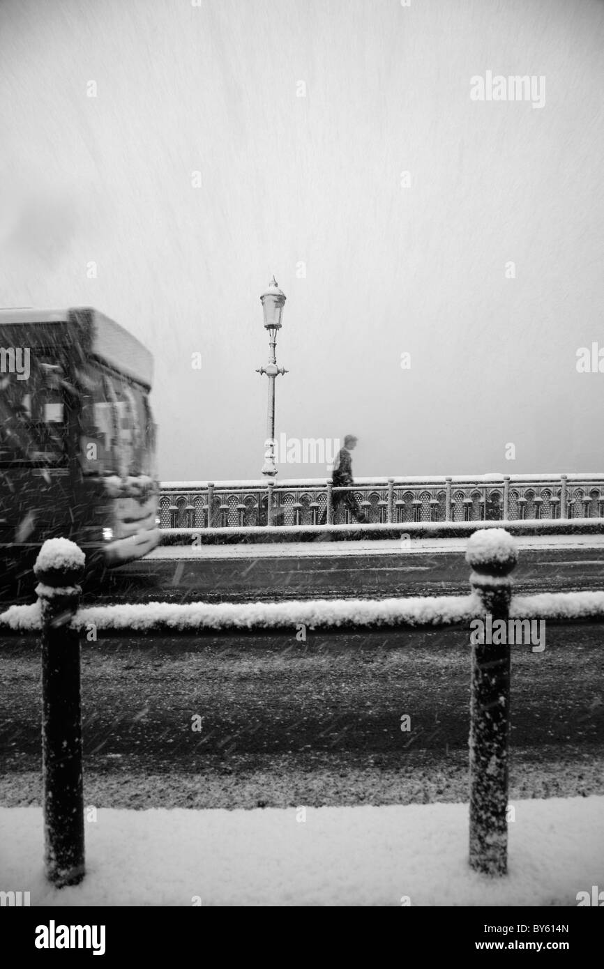 Bufera di neve sul ponte di Battersea, a Chelsea, Londra, Regno Unito Foto Stock