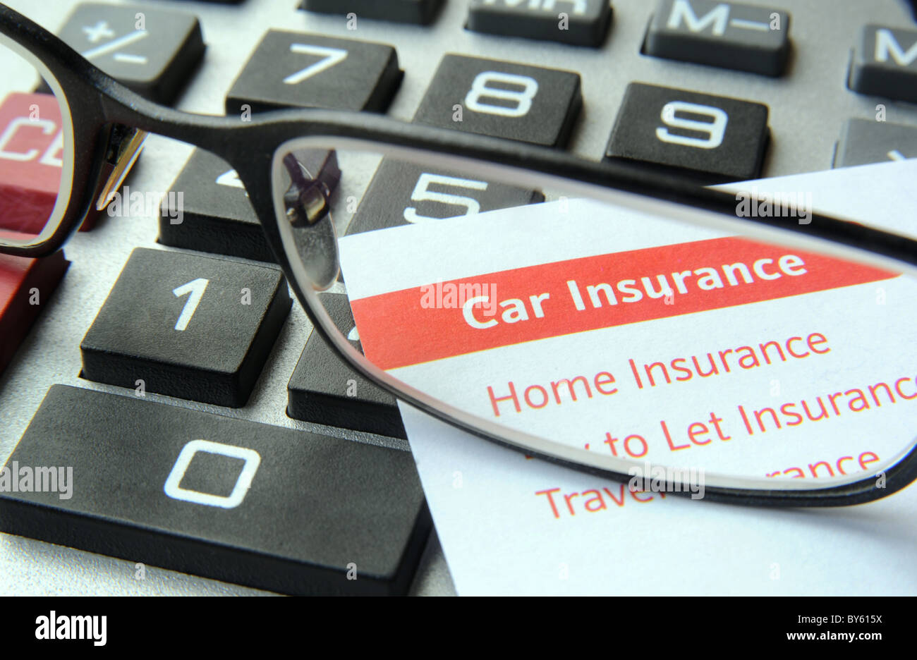 Auto e casa di assicurazione lettera con la calcolatrice ri casa e auto di assicurazione I COSTI DI RINNOVO DEI PREMI BILANCIO FAMILIARE ETC REGNO UNITO Foto Stock