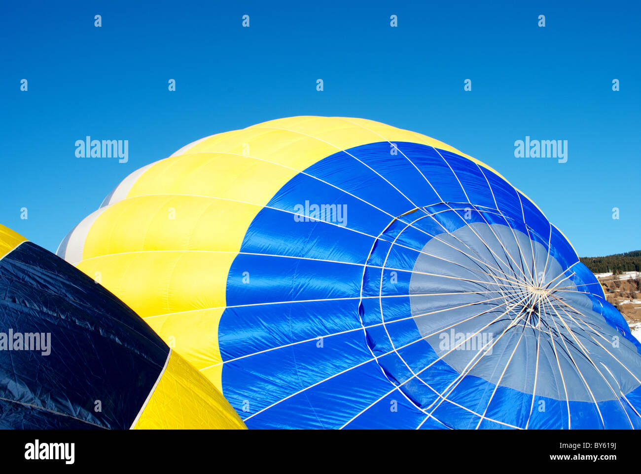 Hot Air Balloon Festival delle Dolomiti italiane, con cielo blu in inverno Foto Stock