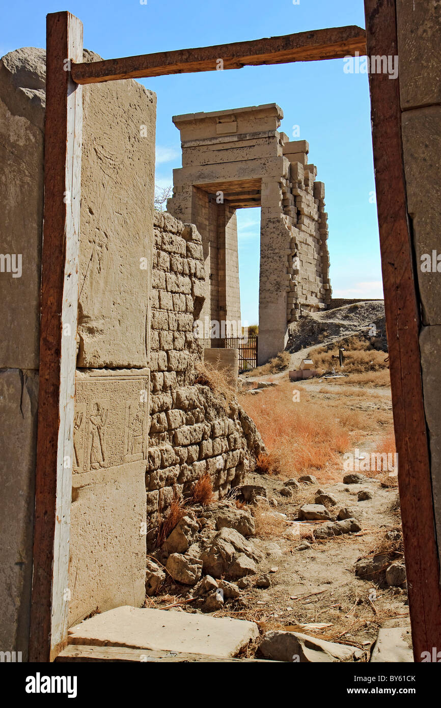 Egitto Luxor Karnak Gateway rovinato Foto Stock