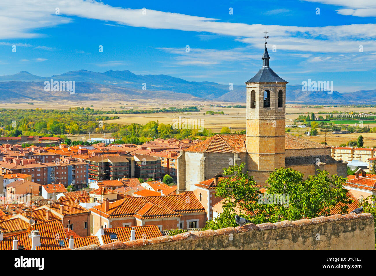 Vista attraverso la valle di ambles con Iglesia de Santiago Apostol (Chiesa di San Giacomo Apostolo) Avila, Castilla y Leon, Spagna centrale Foto Stock