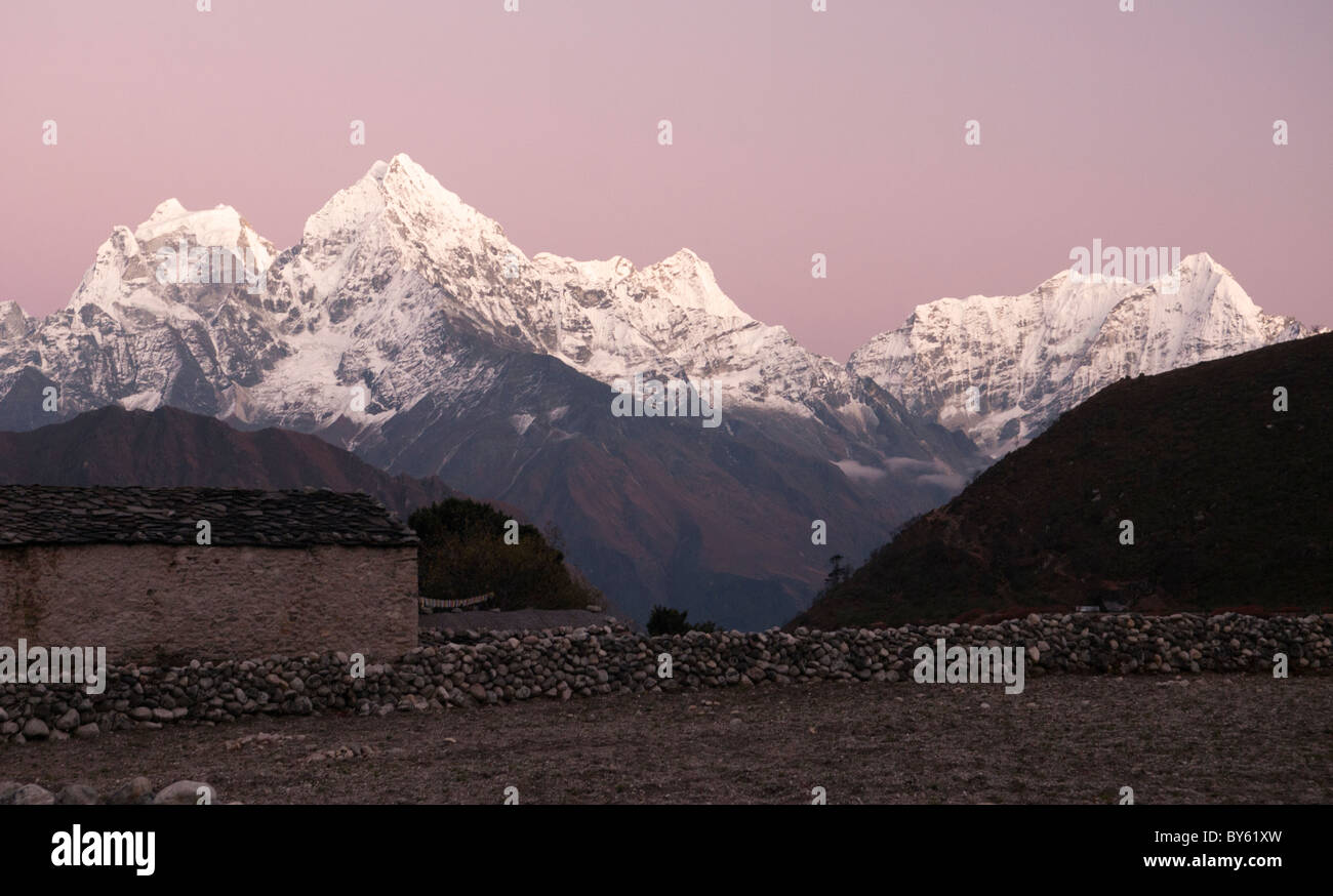 Sunset over Thamserku e Kusum Kangeru picchi nella regione dell Everest del Nepal Foto Stock