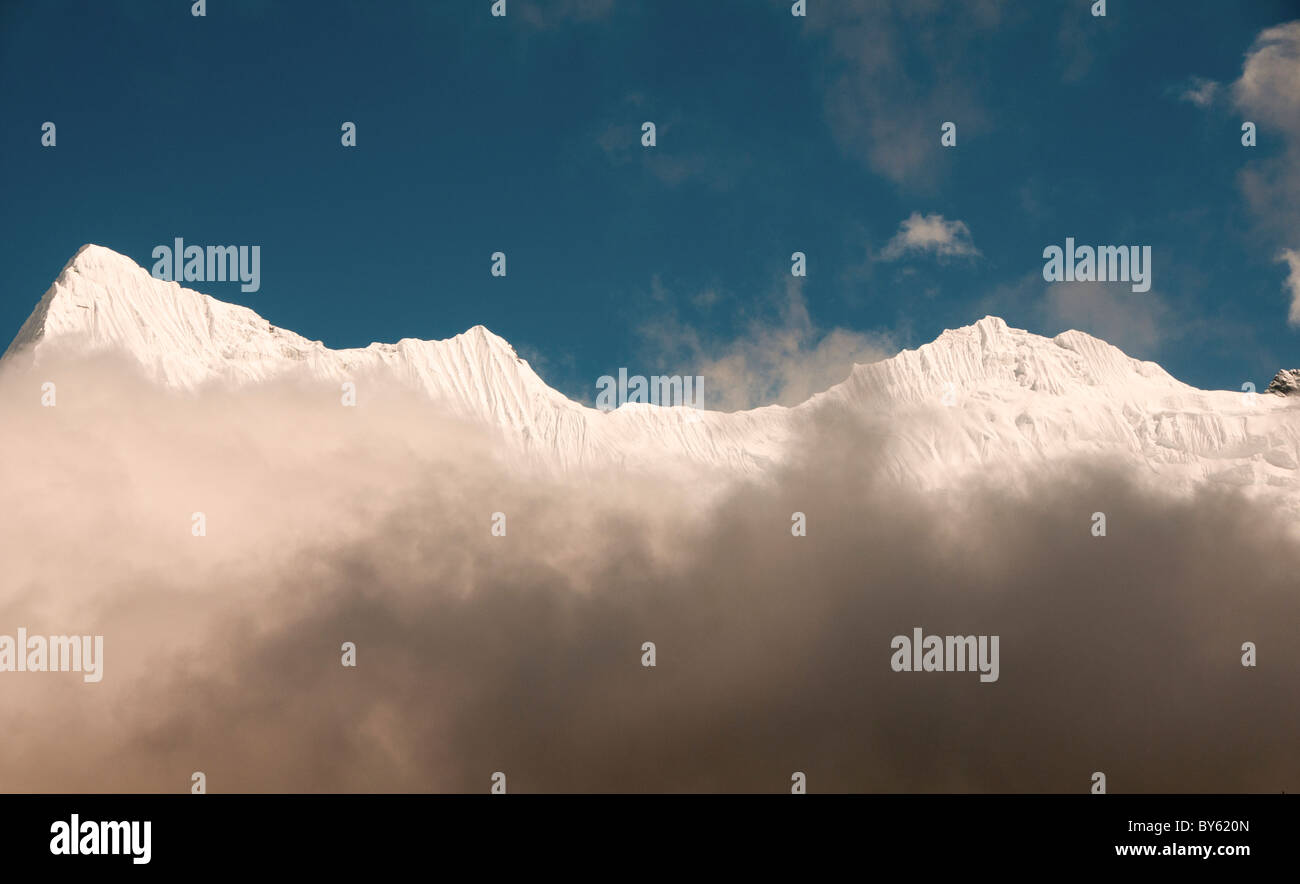 Picchi sopra le nuvole nella regione dell Everest del Nepal Foto Stock