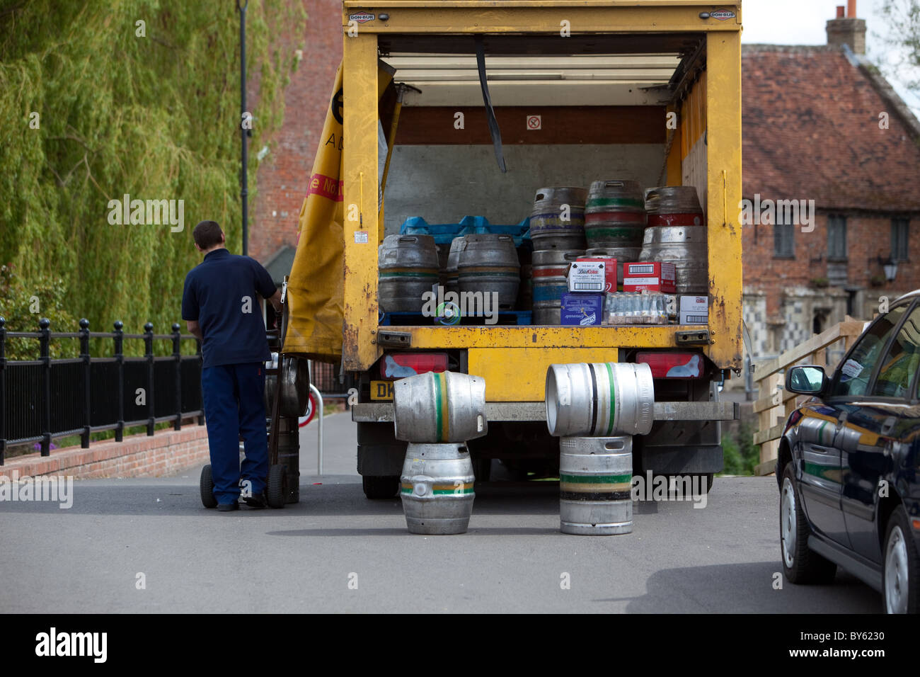 Birra e sidro botti di essere consegnati al Pub. Salisbury Foto Stock