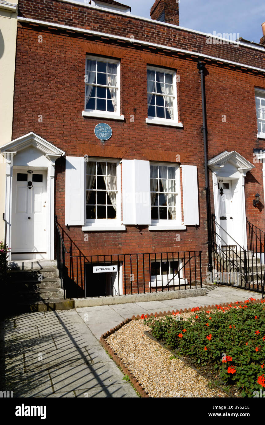 Inghilterra Hampshire Portsmouth Charles Dickens Birthplace Museum con targa blu nella vecchia strada commerciale dove era nato Foto Stock