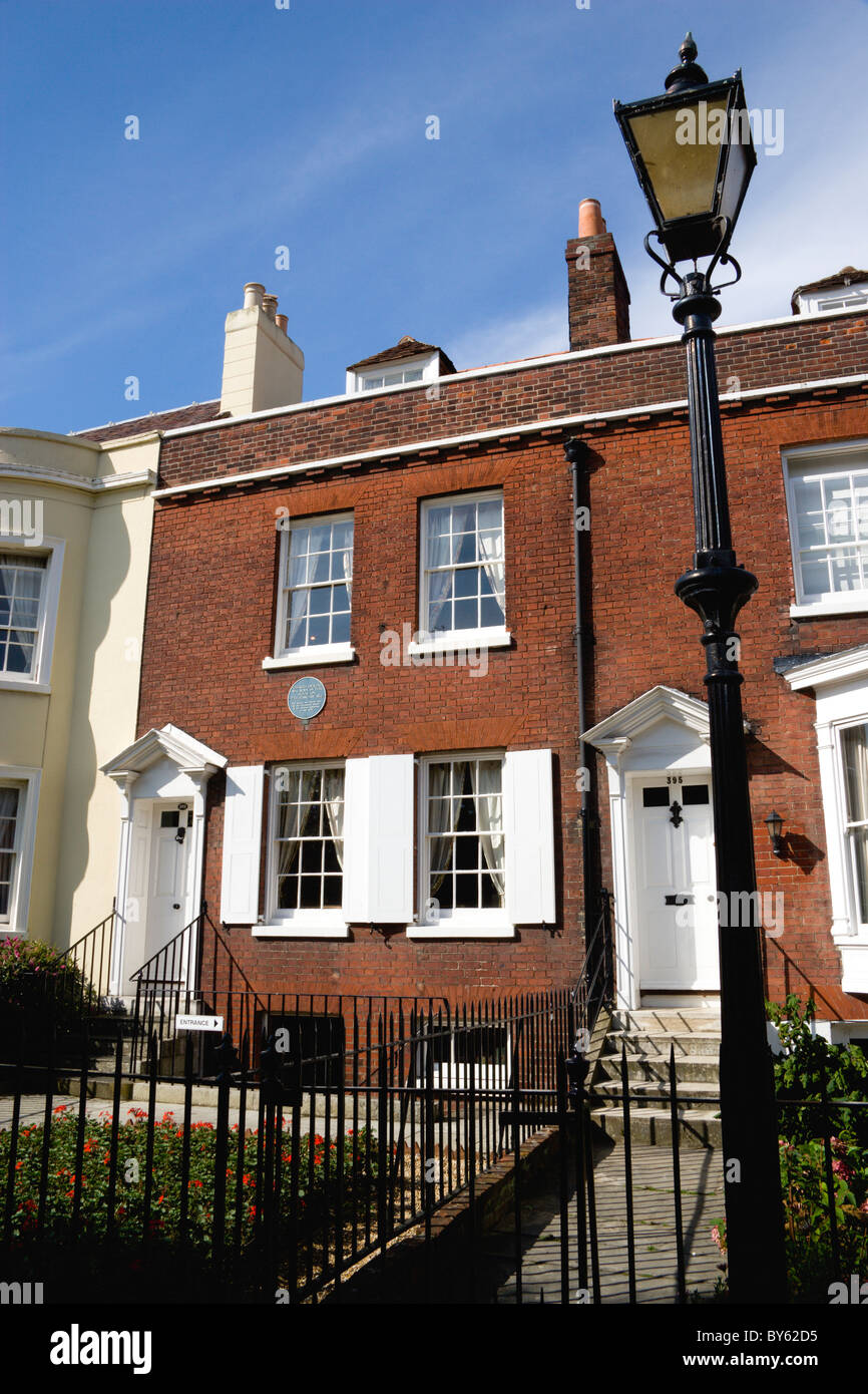 Inghilterra Hampshire Portsmouth Charles Dickens Birthplace Museum con targa blu nella vecchia strada commerciale dove era nato Foto Stock