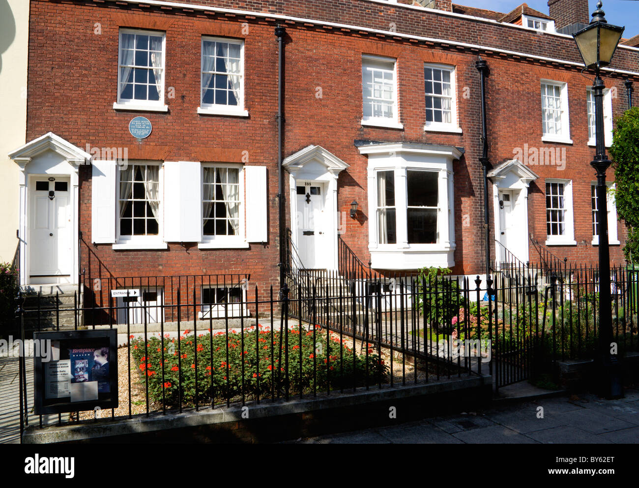 Inghilterra Hampshire Portsmouth Charles Dickens Birthplace Museum con targa blu nella vecchia strada commerciale dove era nato Foto Stock