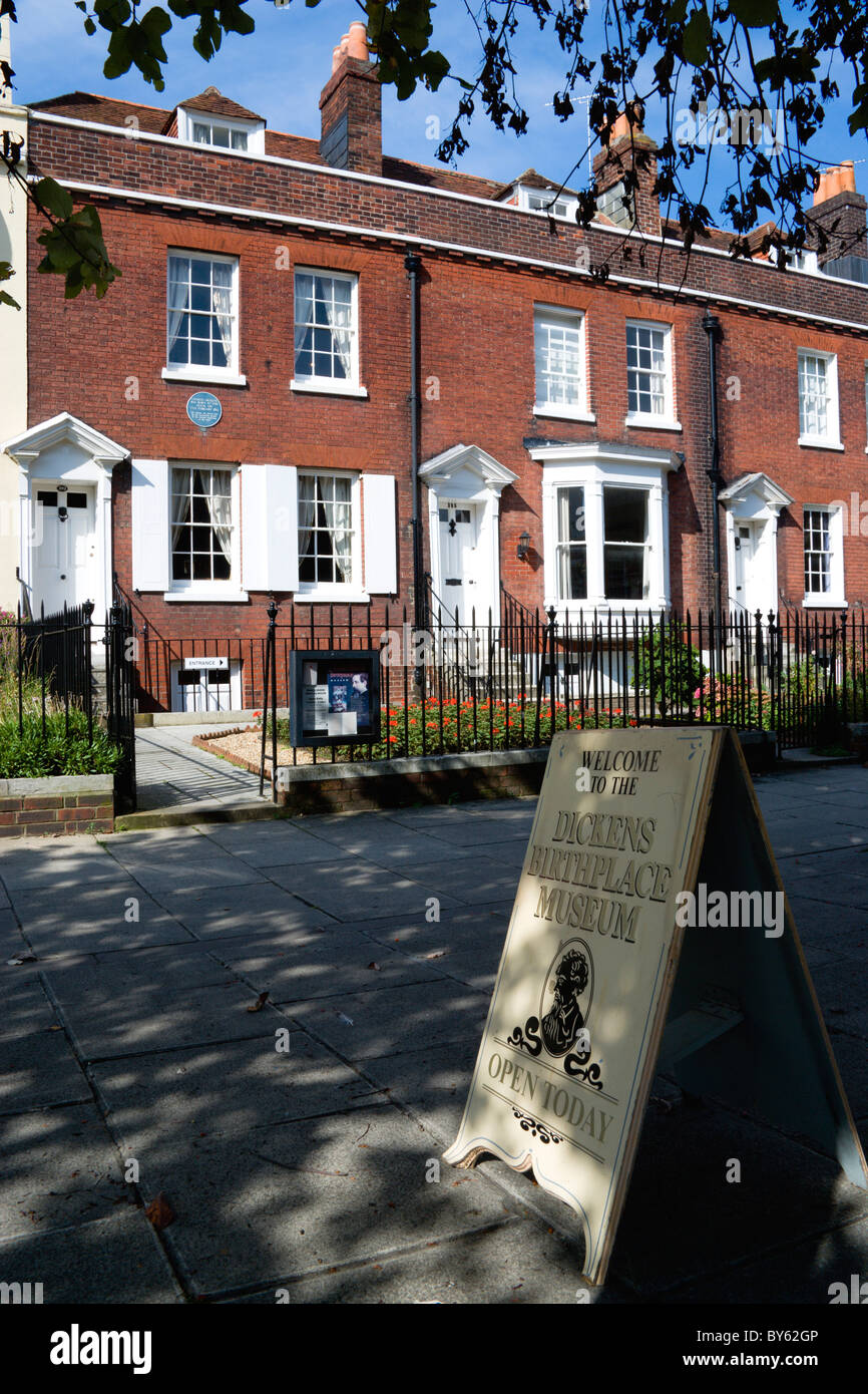 Inghilterra Hampshire Portsmouth Charles Dickens Birthplace Museum con targa blu nella vecchia strada commerciale dove era nato Foto Stock