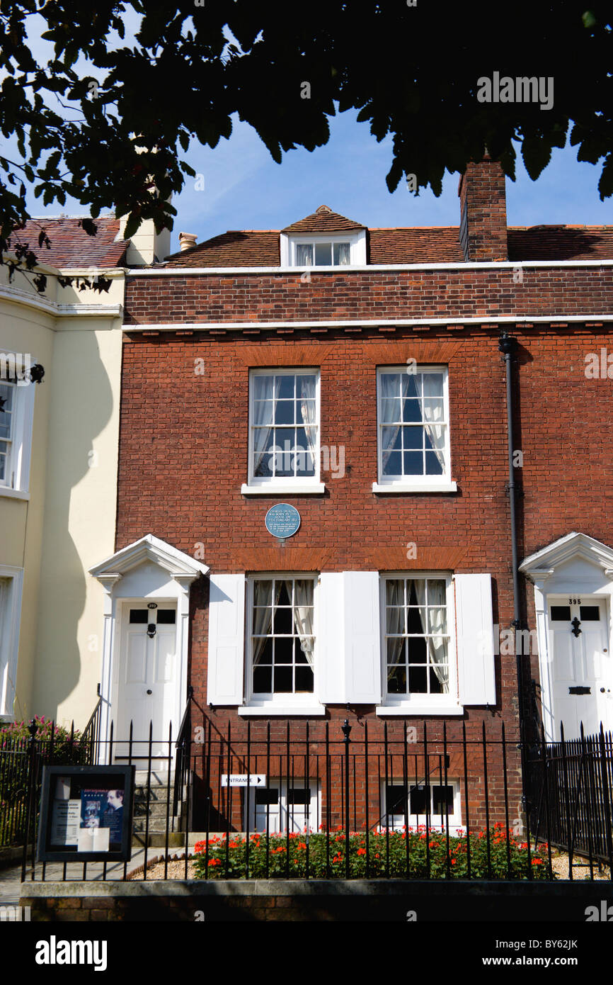 Inghilterra Hampshire Portsmouth Charles Dickens Birthplace Museum con targa blu nella vecchia strada commerciale dove era nato Foto Stock