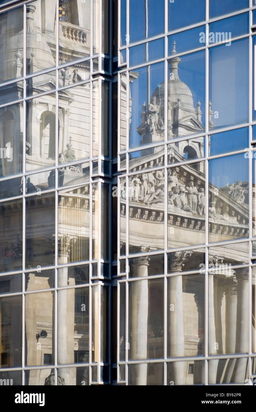 Inghilterra Hampshire Portsmouth Guildhall riflessa nelle vicinanze di vetro Ufficio civico edificio. Costruito originariamente nel 1890, ricostruita nel 1959 Foto Stock