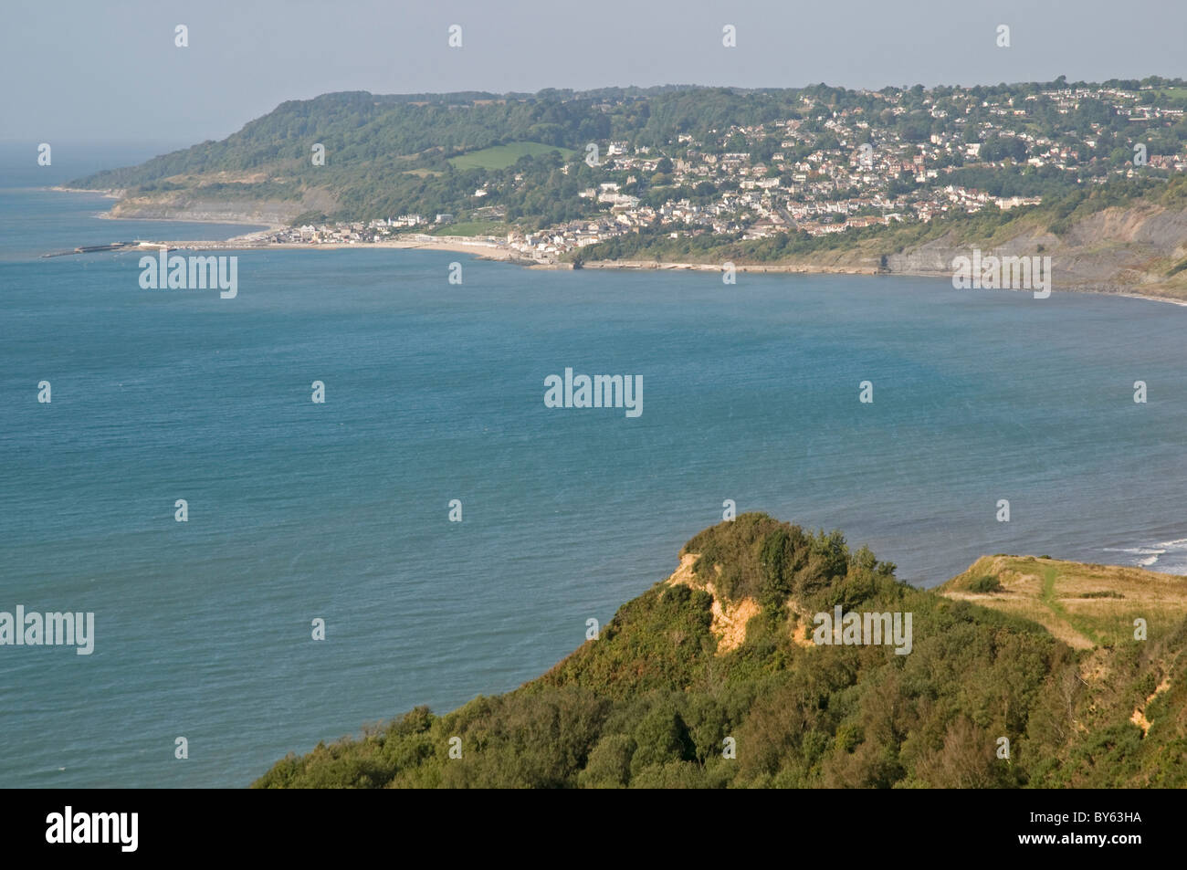 Guardando ad est di Lyme Regis su la costa del Dorset, visto dalla follia Cains scogliere Foto Stock