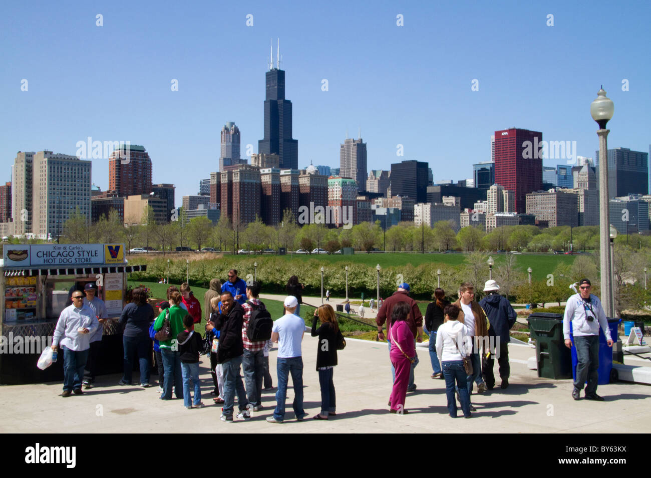 Hot Dog fornitore con Willis Tower in background a Shedd Aquarium di Chicago, Illinois, Stati Uniti d'America. Foto Stock