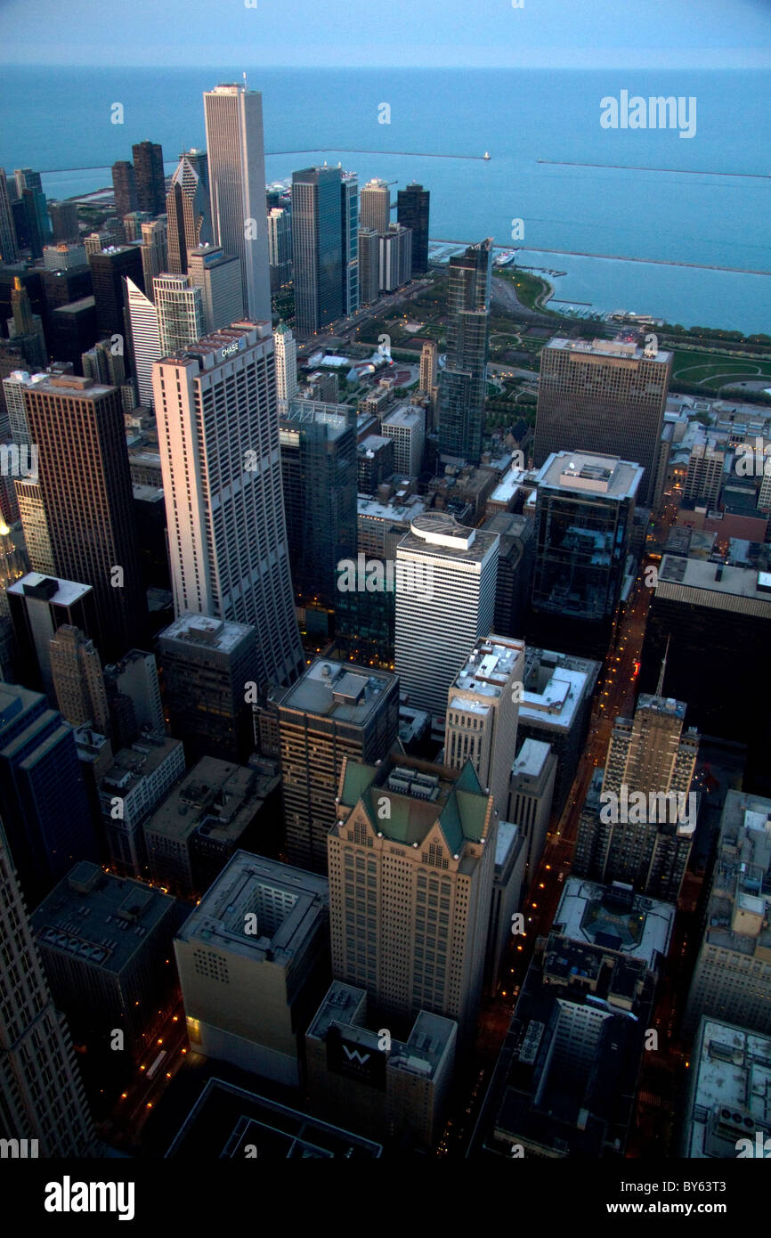 Vista aerea della città e del lago Michigan waterfront da Willis Tower a Chicago, Illinois, Stati Uniti d'America. Foto Stock