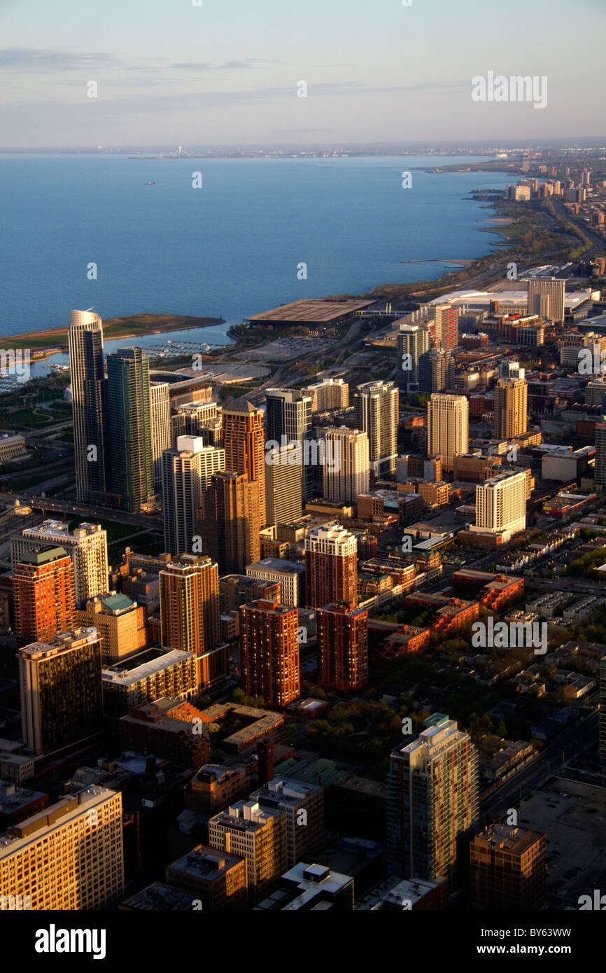 Vista aerea della città e del lago Michigan waterfront da Willis Tower a Chicago, Illinois, Stati Uniti d'America. Foto Stock