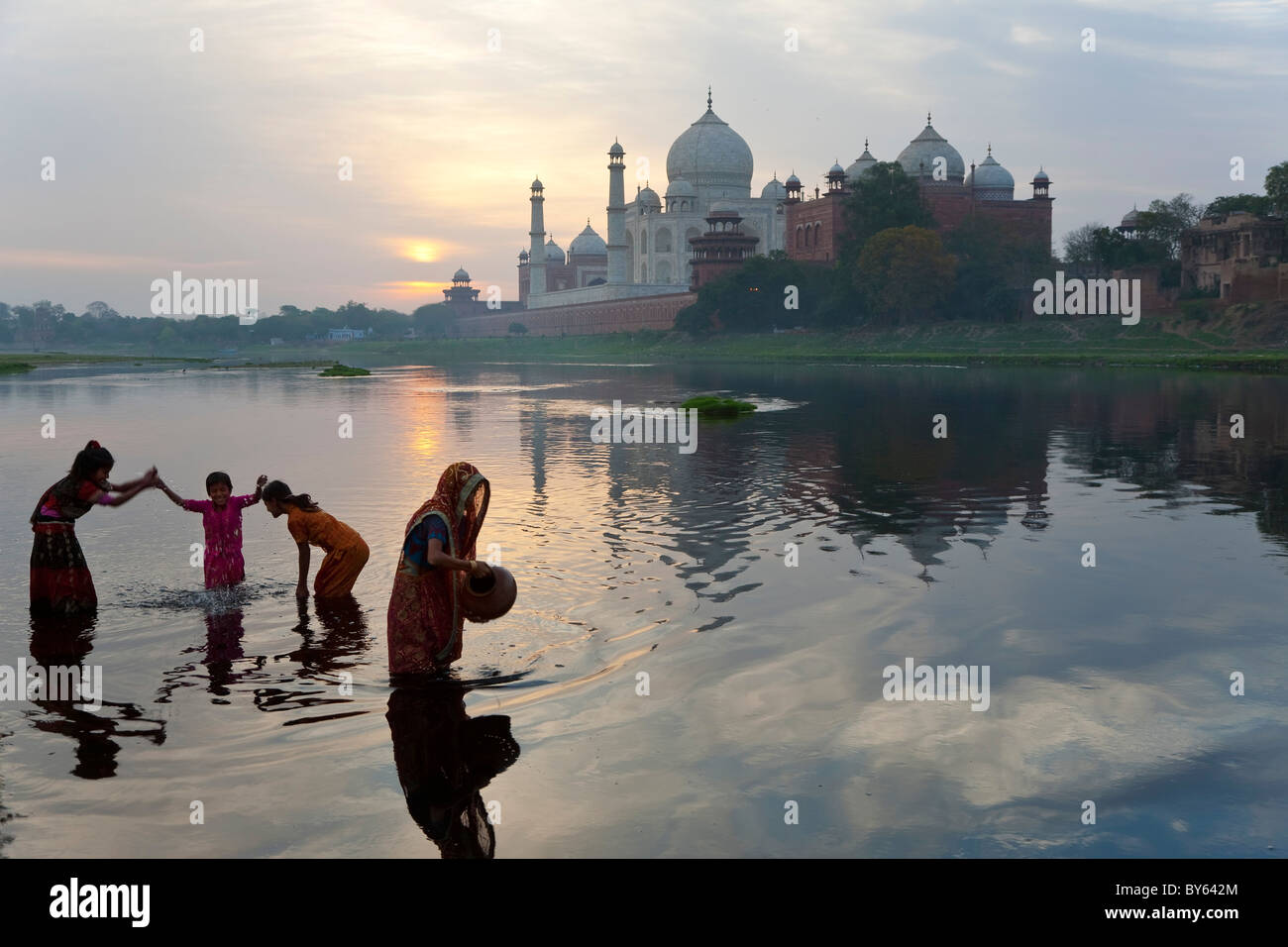 Taj Mahal & raccolta di acqua sulle rive del fiume Yamuna, Agra, India Foto Stock