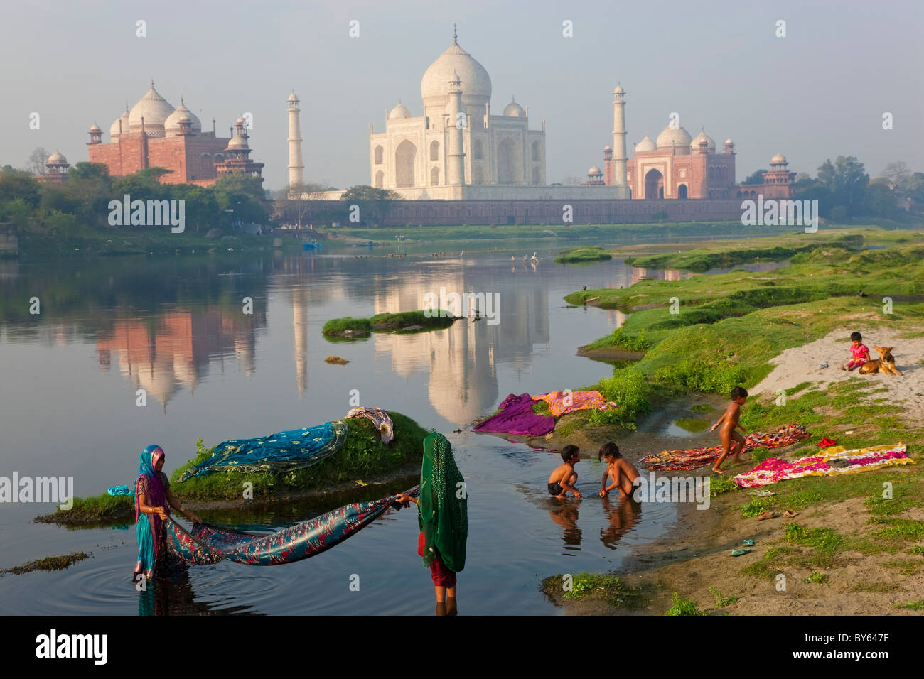 Lavaggio & Taj Mahal sulle rive del fiume Yamuna, Agra, India Foto Stock