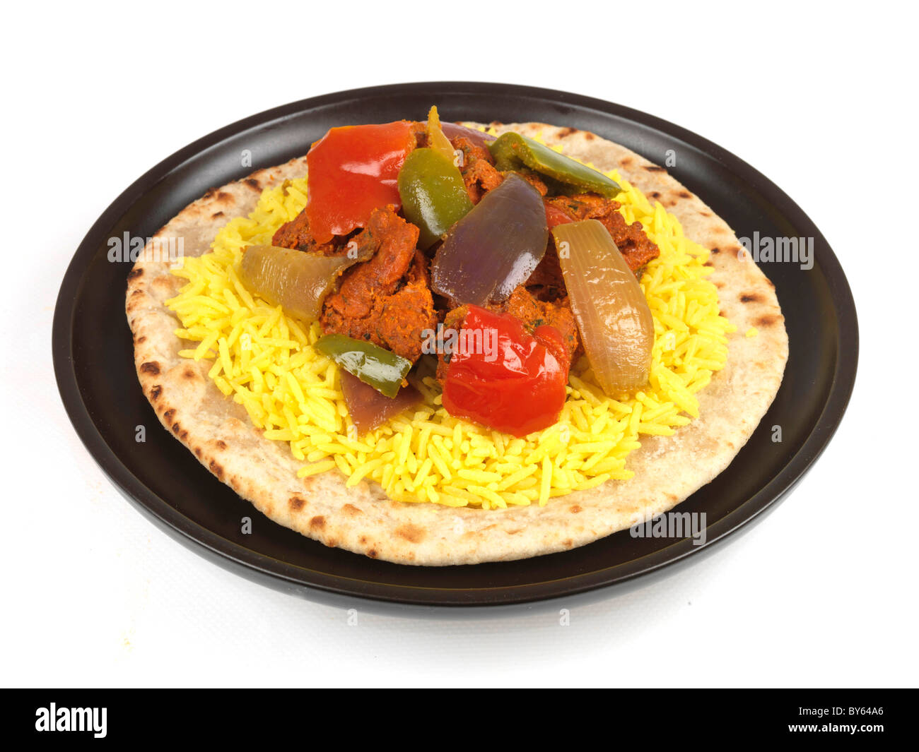 Appena cucinato in Stile Indiano Pollo Tandoori con farina di riso contro uno sfondo bianco con nessun popolo e un tracciato di ritaglio Foto Stock