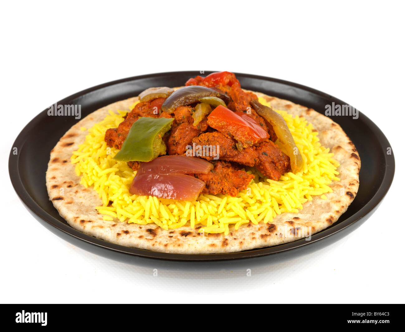 Appena cucinato in Stile Indiano Pollo Tandoori con farina di riso contro uno sfondo bianco con nessun popolo e un tracciato di ritaglio Foto Stock