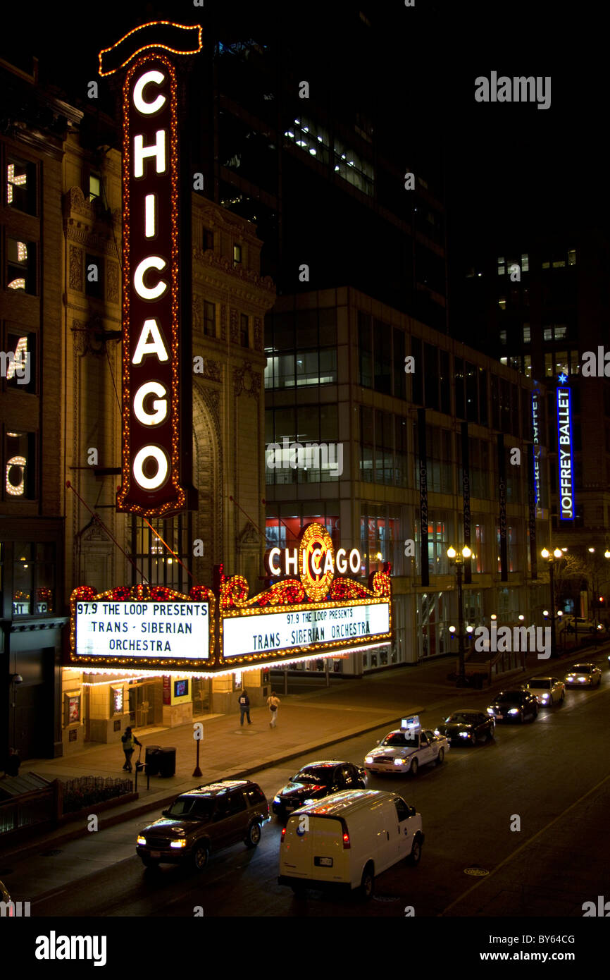 Una vista notturna del teatro di Chicago sulla North State Street nella zona di loop di Chicago, Illinois, Stati Uniti d'America. Foto Stock