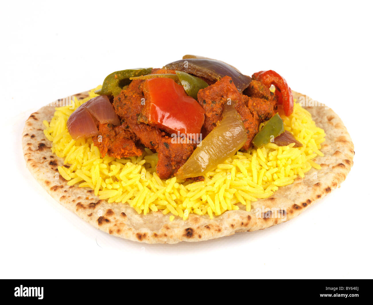 Appena cucinato in Stile Indiano Pollo Tandoori con farina di riso contro uno sfondo bianco con nessun popolo e un tracciato di ritaglio Foto Stock