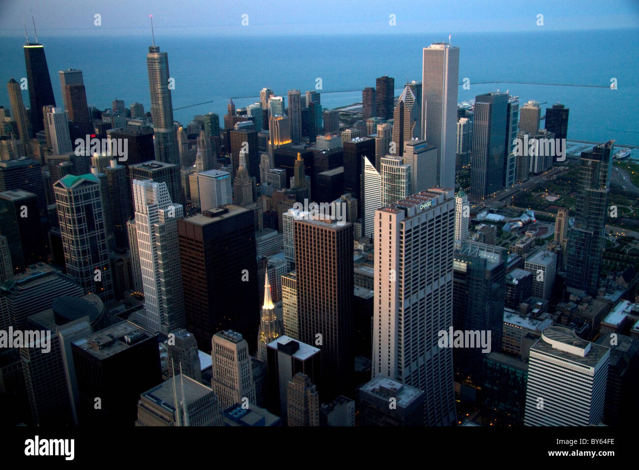 Vista aerea della città e del lago Michigan waterfront da Willis Tower a Chicago, Illinois, Stati Uniti d'America. Foto Stock