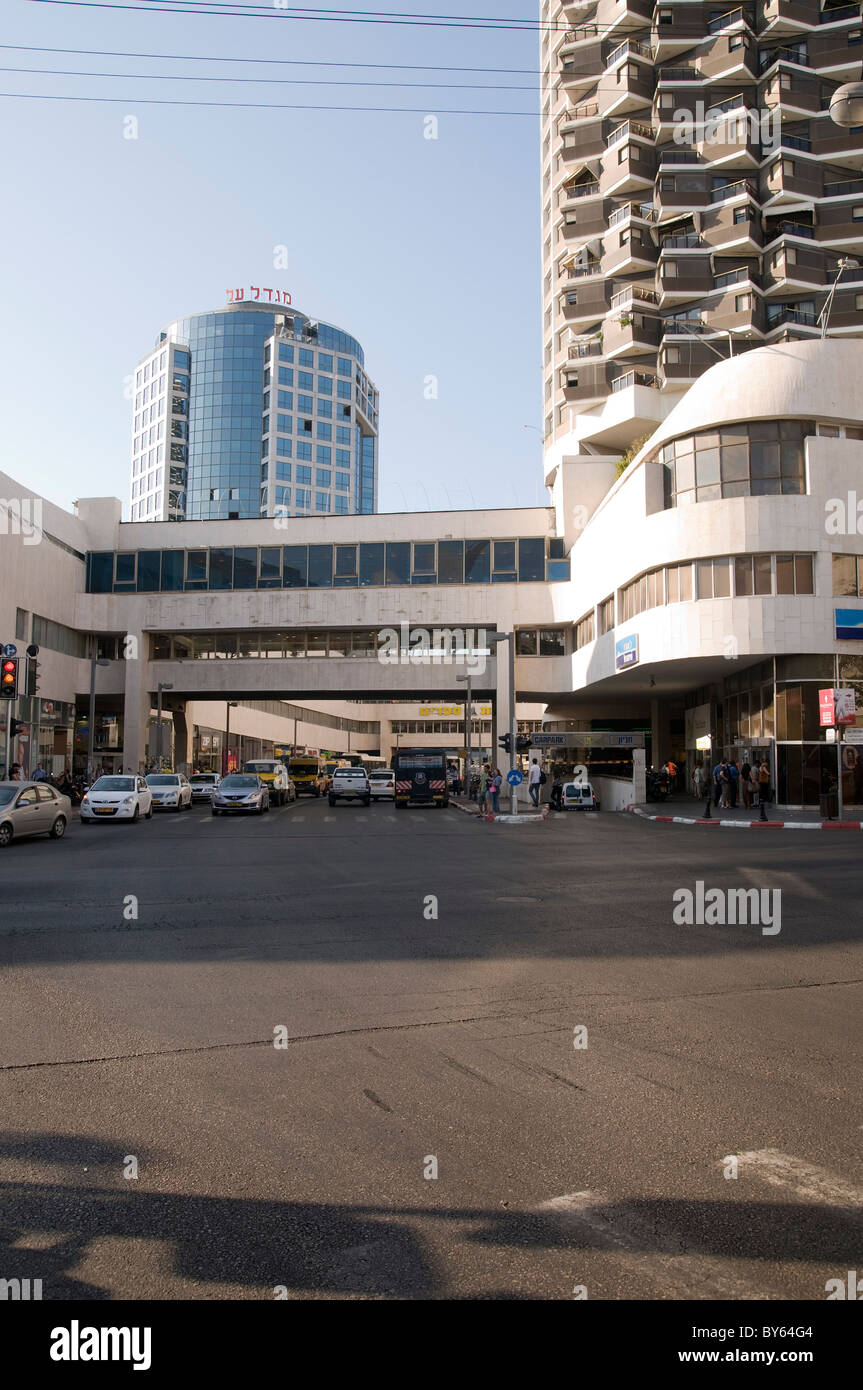 Israele, Tel Aviv Dizengoff center shopping mall e torre residenziale Foto Stock