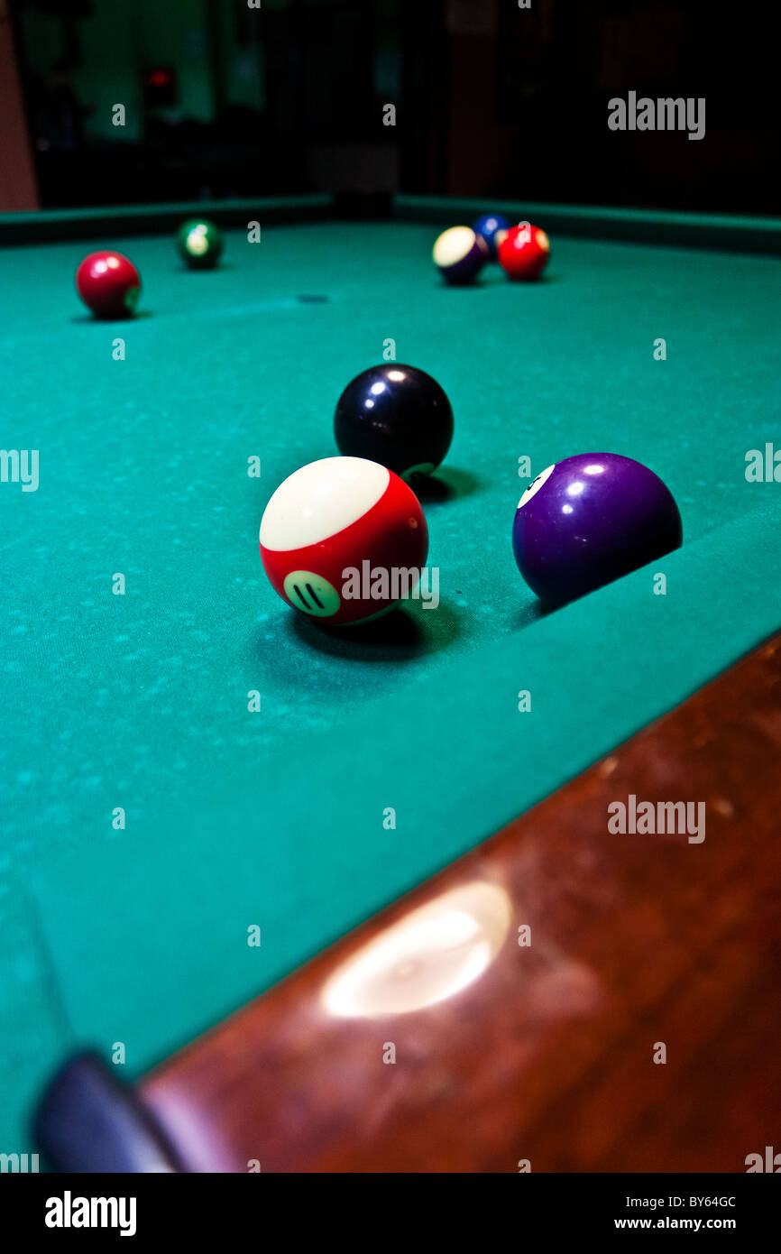 Grappoli di palline colorate sul tavolo da biliardo Foto Stock