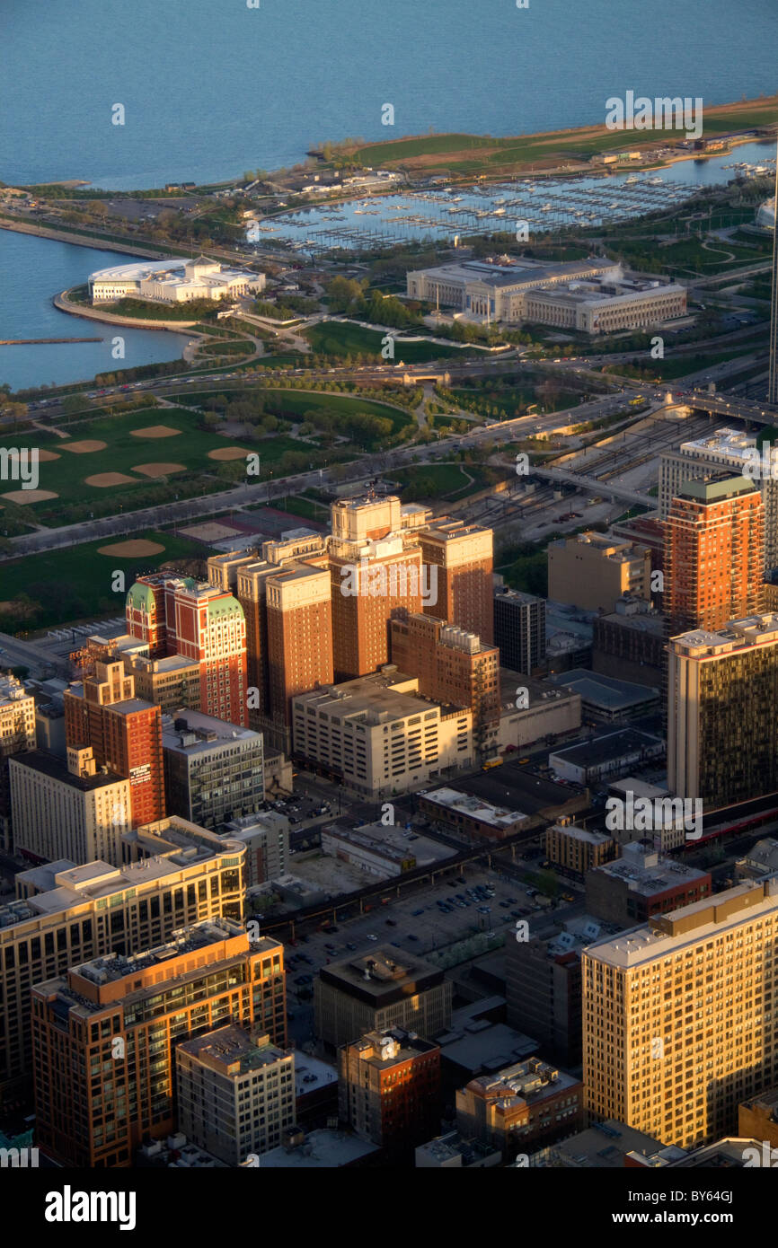 Vista aerea della città e del lago Michigan waterfront da Willis Tower a Chicago, Illinois, Stati Uniti d'America. Foto Stock