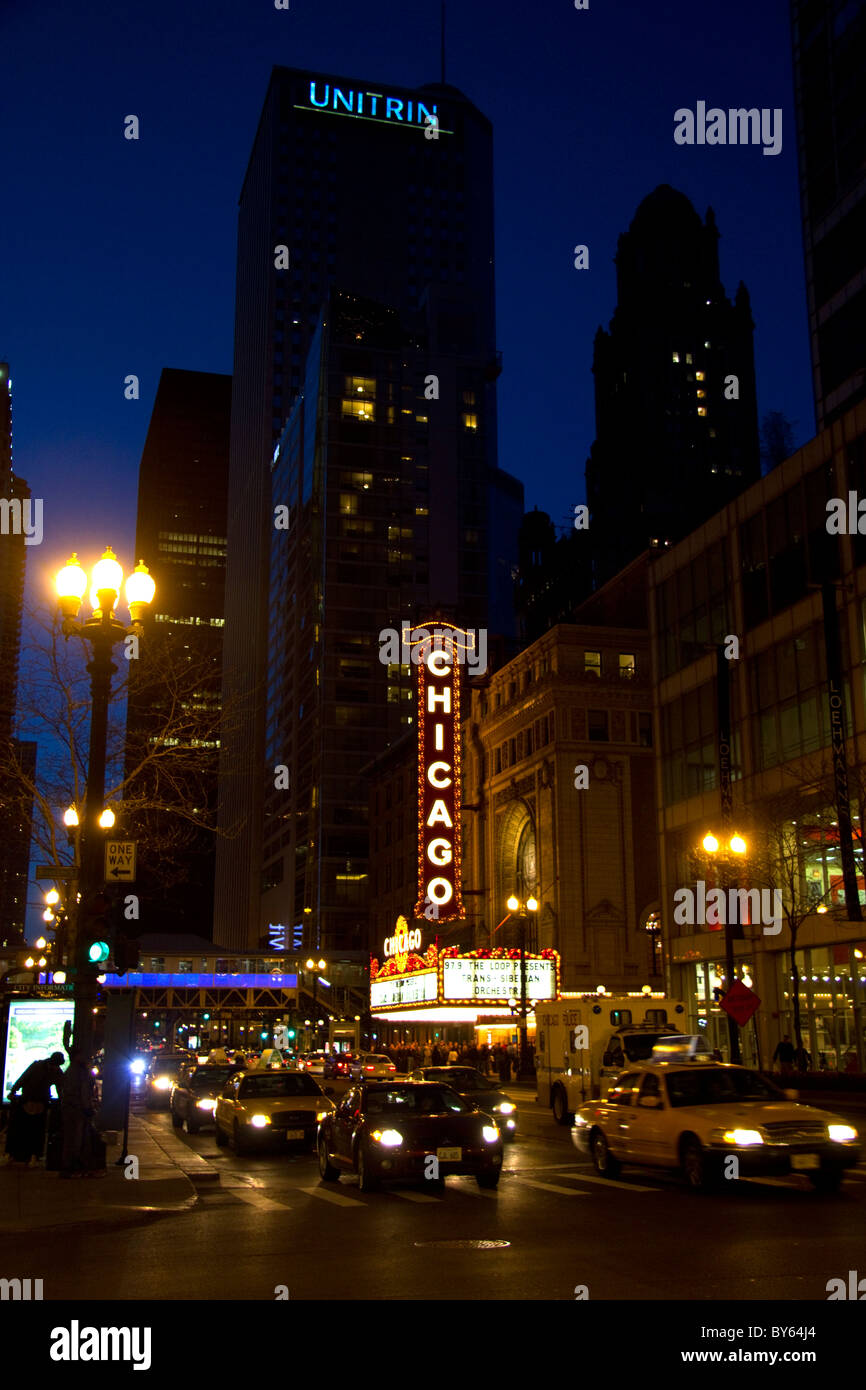 Una vista notturna del teatro di Chicago sulla North State Street nella zona di loop di Chicago, Illinois, Stati Uniti d'America. Foto Stock