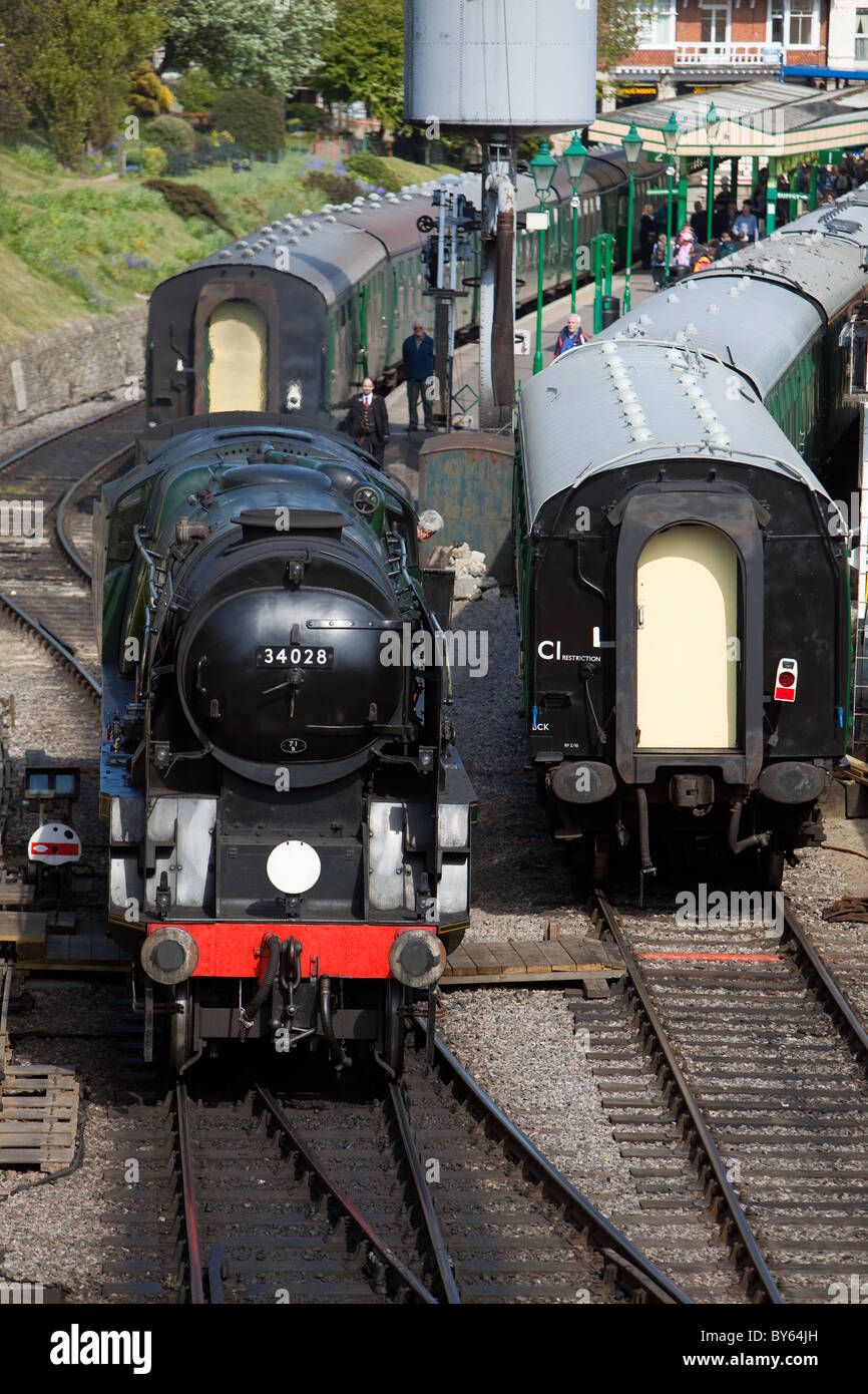 Swanage stazione ferroviaria. Motore attorno alla retromarcia lungo le vie Inghilterra Foto Stock