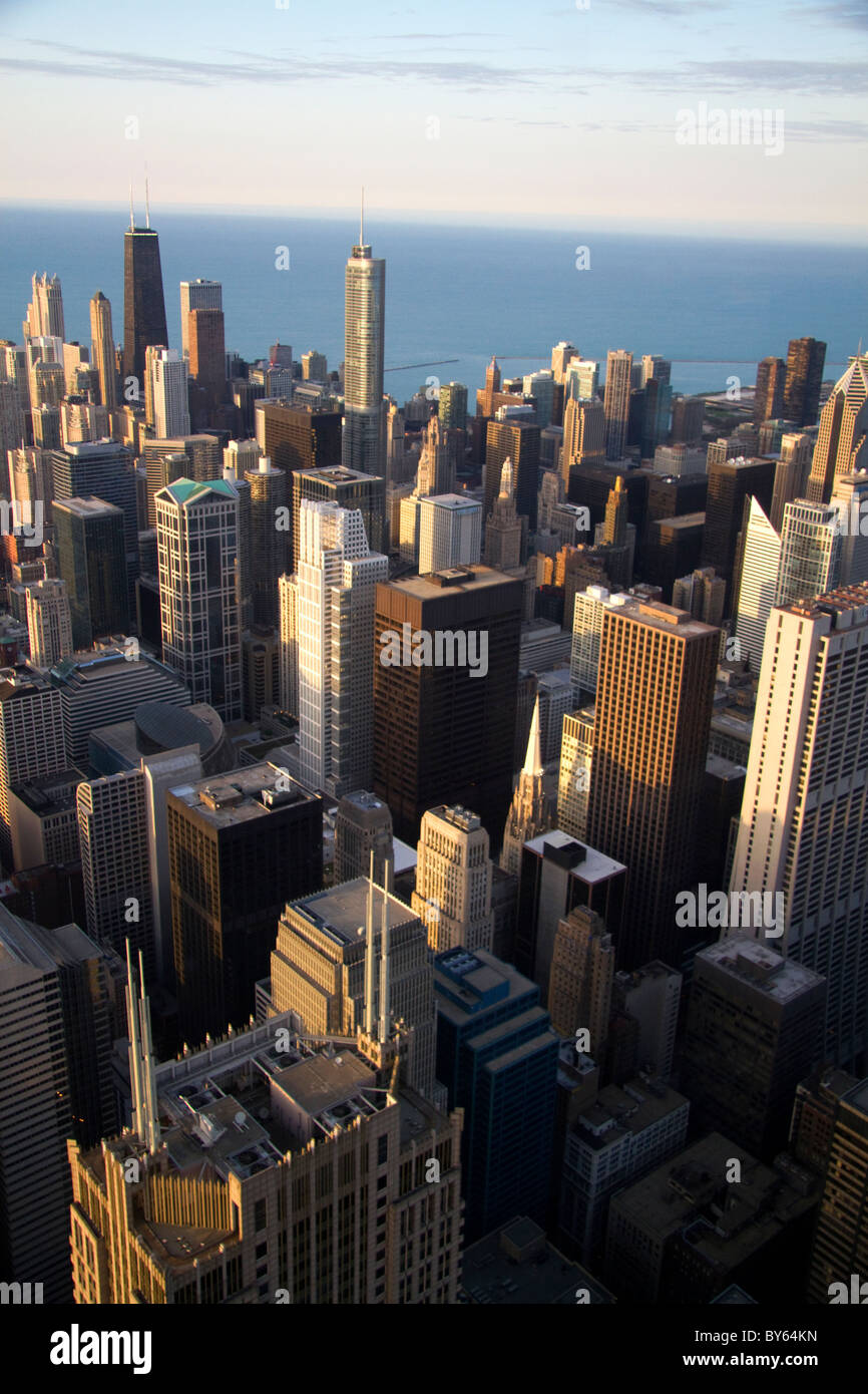 Vista aerea della città e del lago Michigan waterfront da Willis Tower a Chicago, Illinois, Stati Uniti d'America. Foto Stock