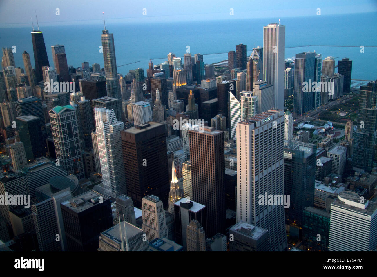 Vista aerea della città e del lago Michigan waterfront da Willis Tower a Chicago, Illinois, Stati Uniti d'America. Foto Stock
