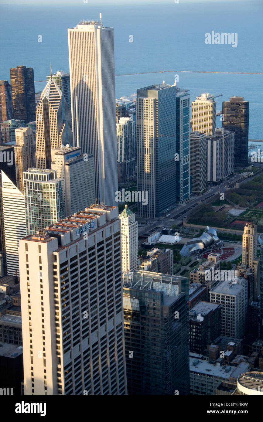 Vista aerea della città e del lago Michigan waterfront da Willis Tower a Chicago, Illinois, Stati Uniti d'America. Foto Stock
