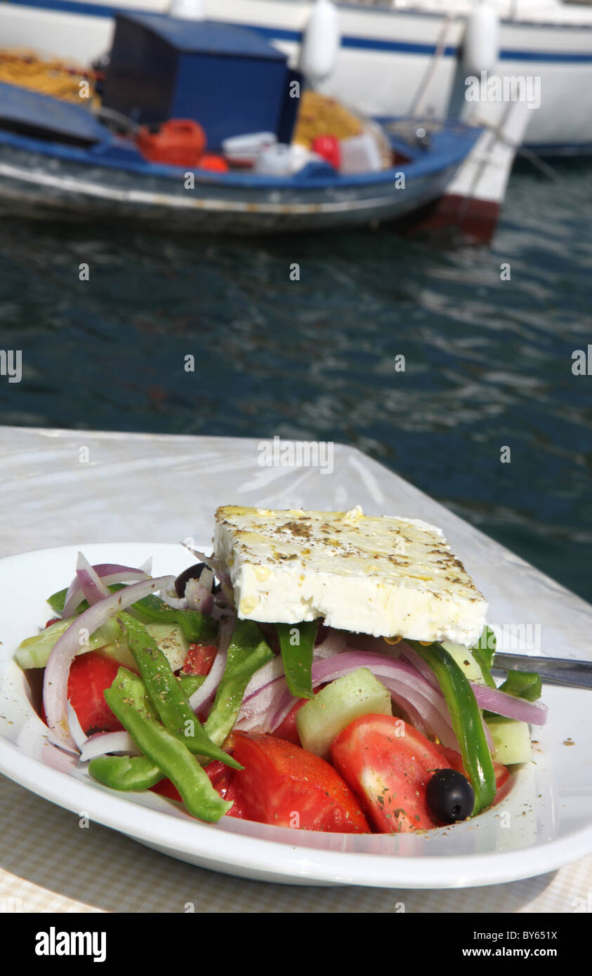 Insalata greca con una fetta di formaggio Feta è servita in un ristorante affacciato sul mare Foto Stock