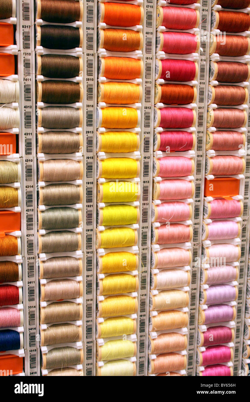 Rocchetti di filo colorato nella merceria dipartimento di John Lewis, Glasgow, Scozia Foto Stock