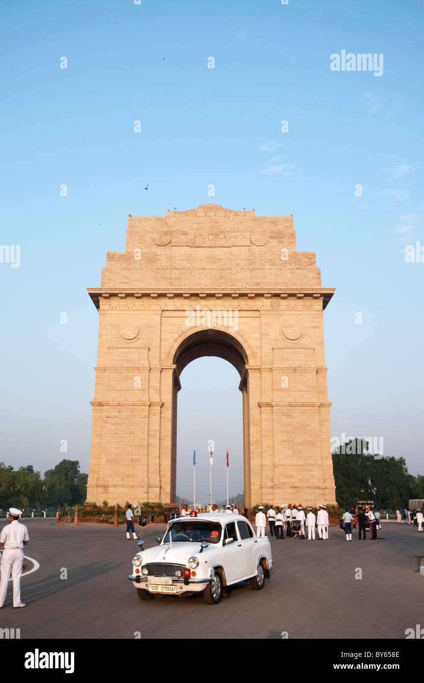 India Gate con bianco auto Ambassador Foto Stock