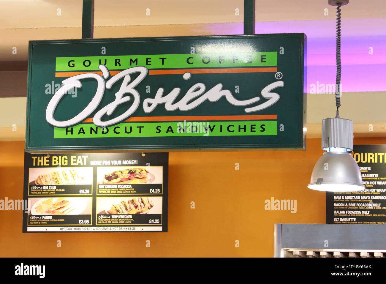 Segno di un'O'Briens caffè e bar sandwich in aeroporto di Glasgow, Scozia Foto Stock