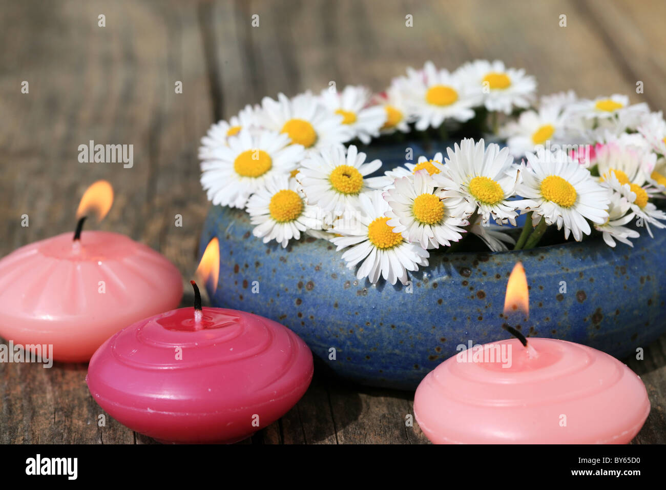 Decorazione di compleanno con candele Foto Stock