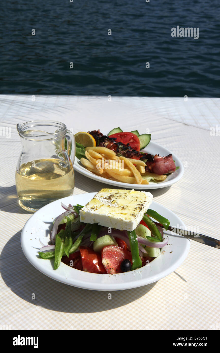 Insalata greca con una fetta di formaggio feta Foto Stock