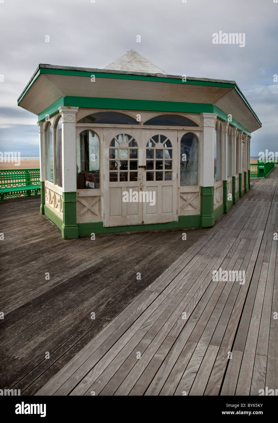 Negozio di vuoto o di cabina su St Annes Pier Lytham St Annes Lancashire England Regno Unito Foto Stock