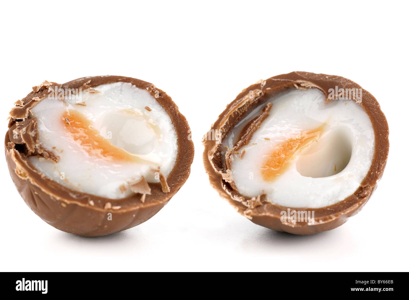 Close up di un dimezzato Cadburys uovo crema Foto Stock