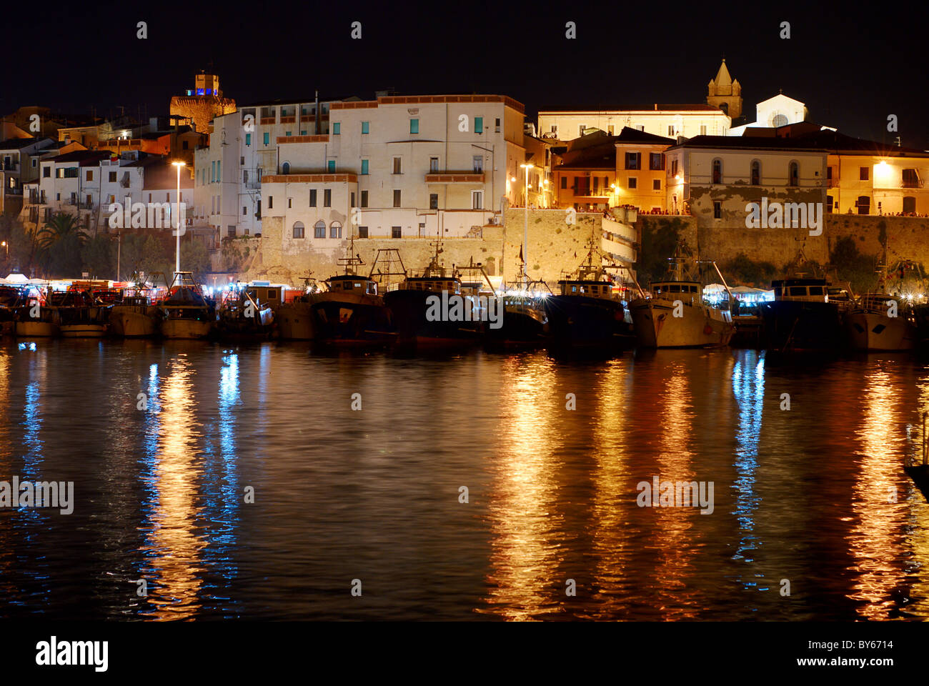 Città vecchia di Termoli con il porto di notte Foto Stock