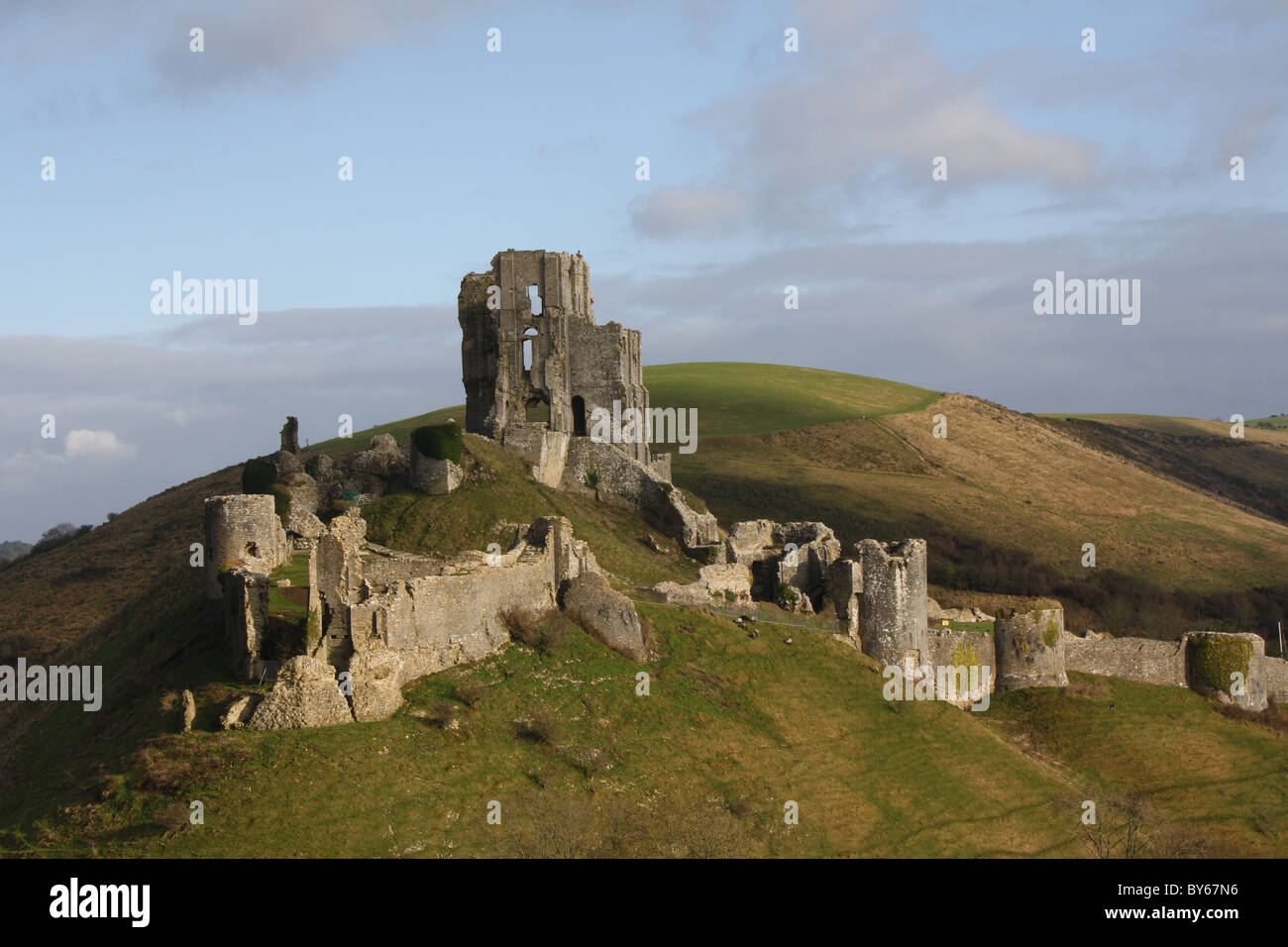 Castello di Corfe a gennaio con cielo blu. Iconico castello collinare distrutto da Oliver Cromwell nel 1645. Porta d'ingresso a Purbeck, nel Dorset, importanza storica Foto Stock