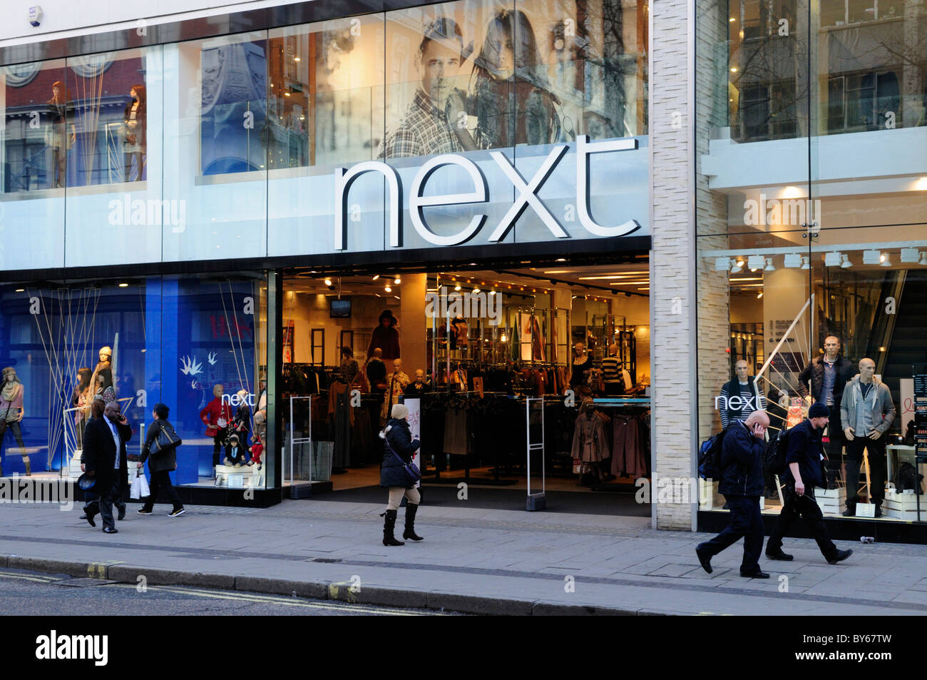 Il prossimo negozio di abbigliamento, Oxford Street, London, England, Regno Unito Foto Stock