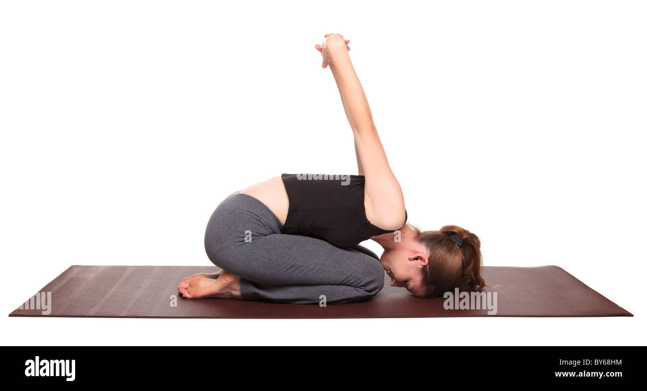 Isolato studio shot di montare una donna caucasica tenendo il sedere Yoga Mudra pongono posizione di yoga su un esercizio mat Foto stock - Alamy
