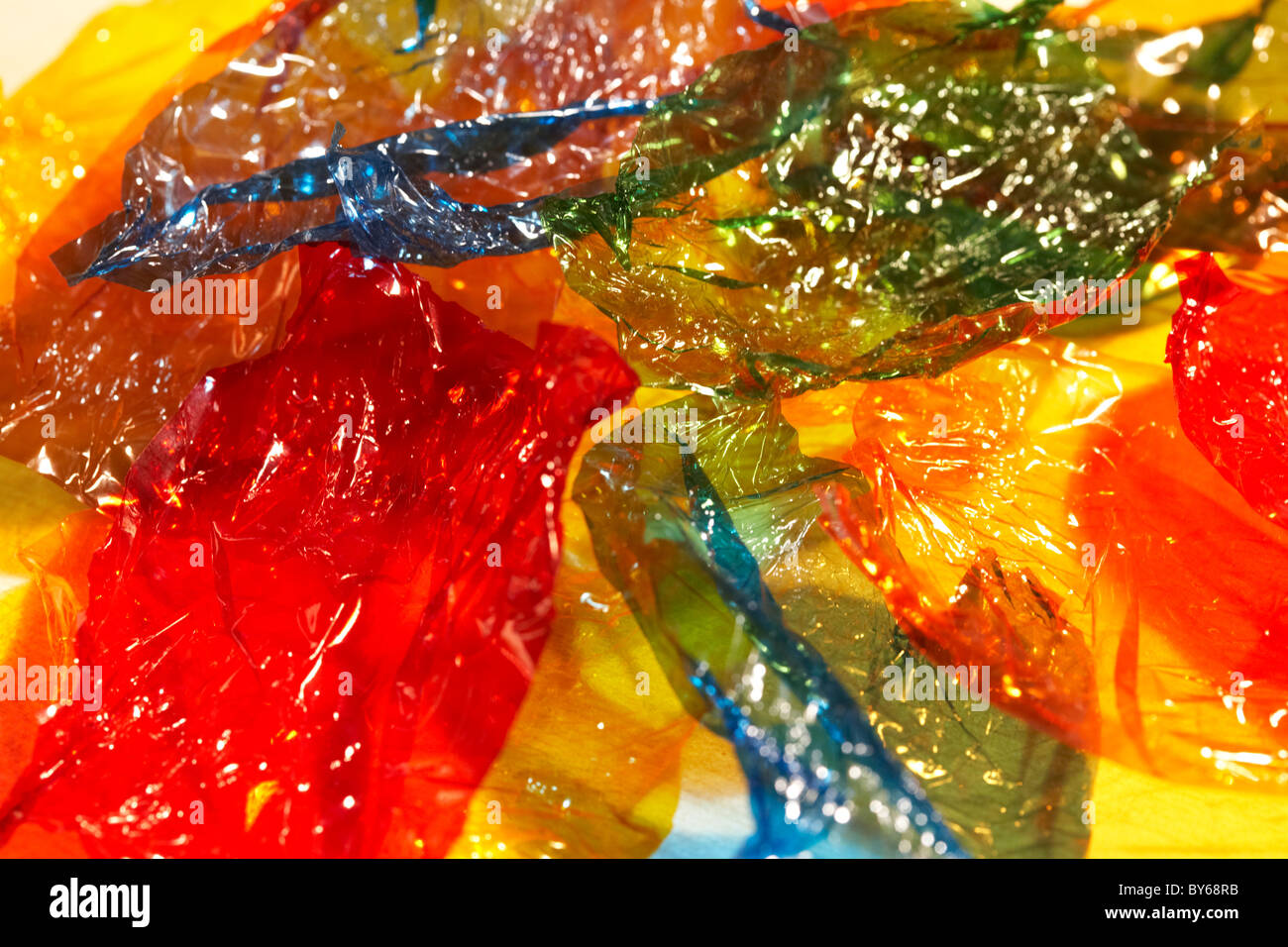 Pila di colorate vuote dolce al cioccolato di involucri Foto Stock