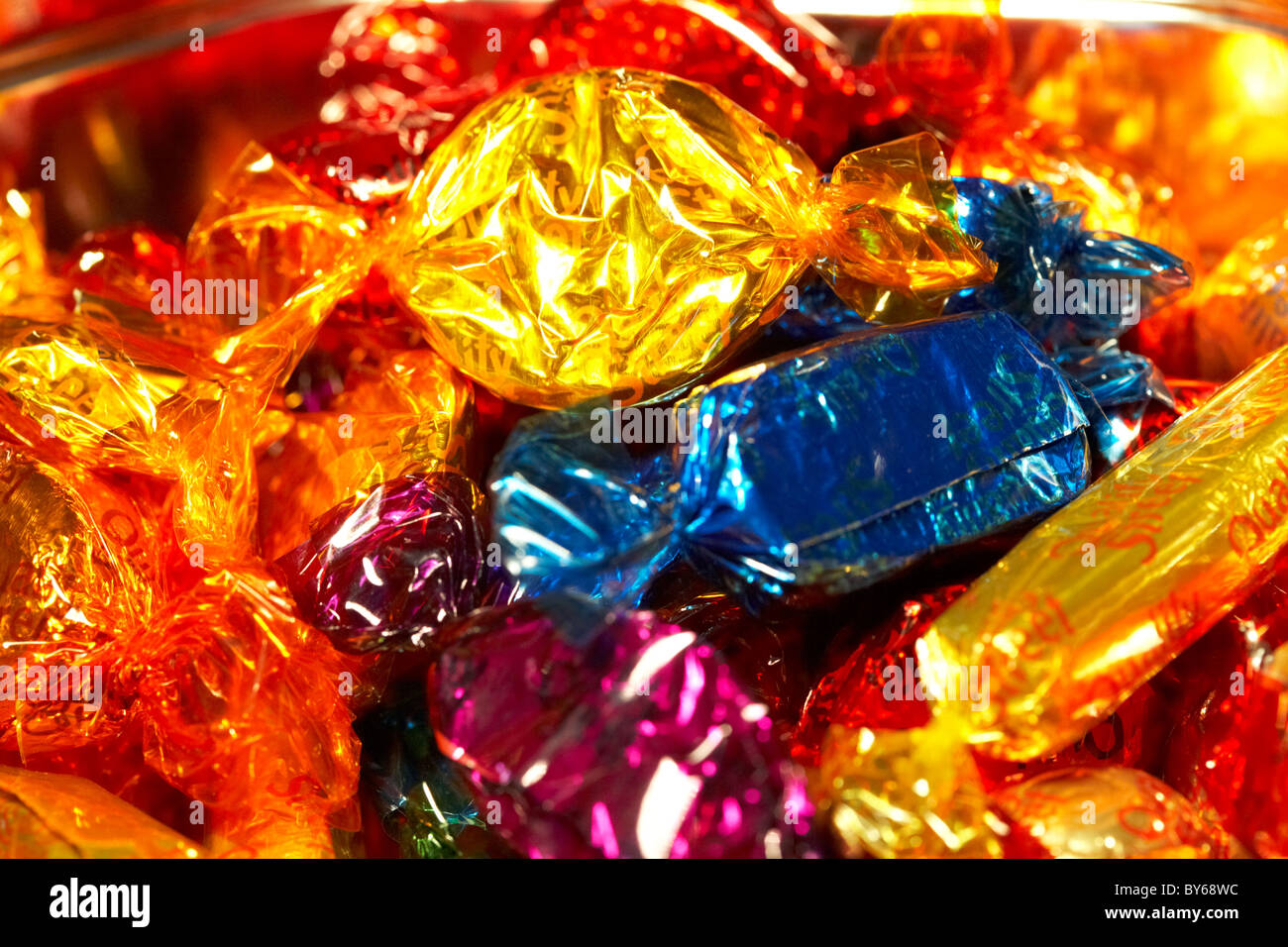 Selezione di stagno di avvolto quality street dolci al cioccolato in involucri colorati Foto Stock