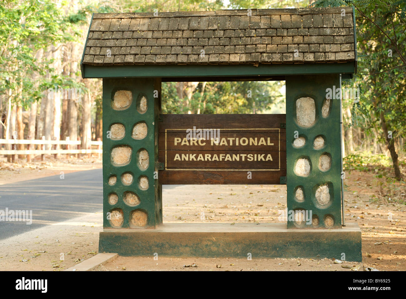 Firmare all'entrata dell'Ankarafantsika parco nazionale nel nord-ovest del Madagascar. Foto Stock