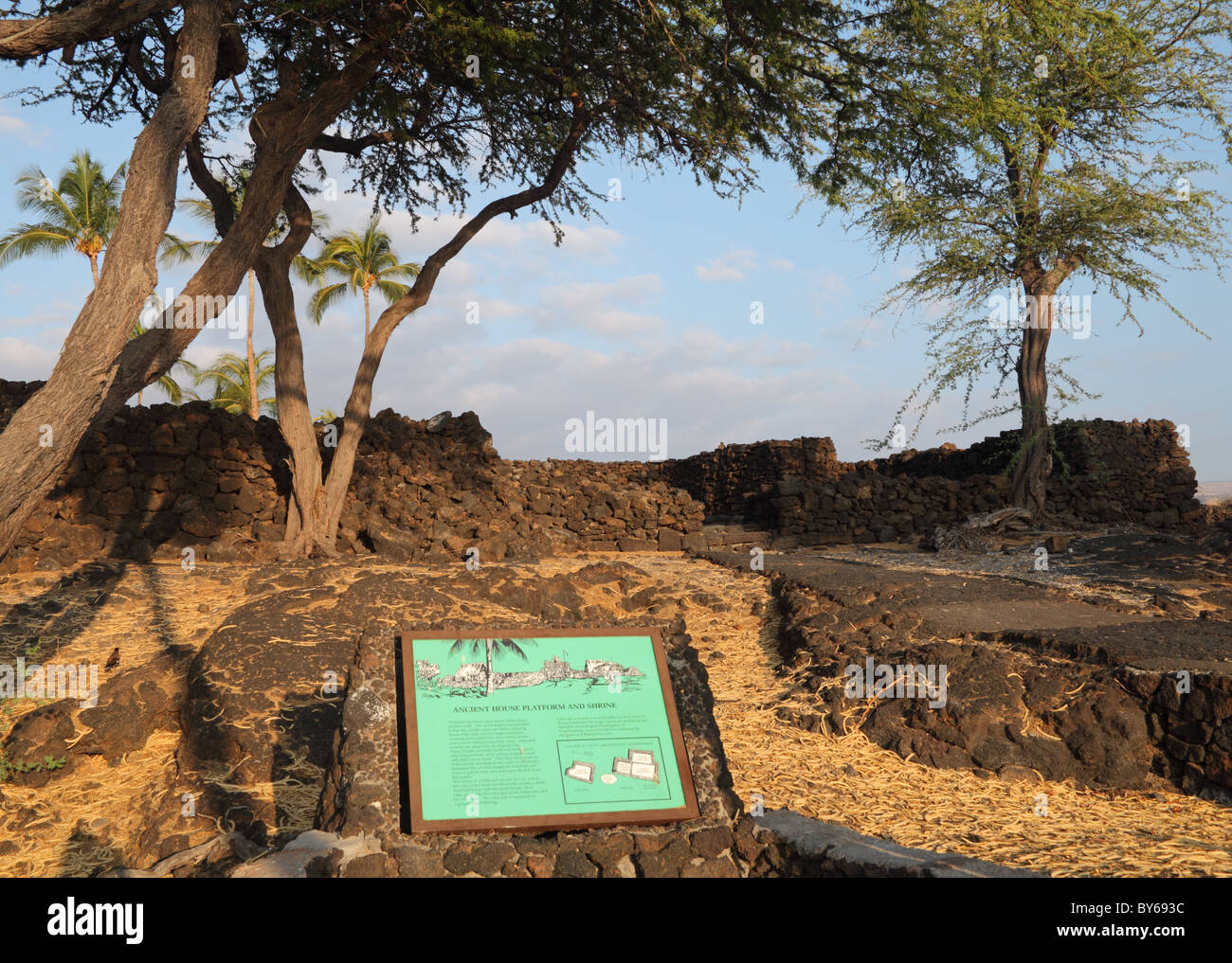 Dichiarazioni interpretative segno punti fuori casa antica piattaforma e santuario utilizzato dai primi Hawaiiani Foto Stock